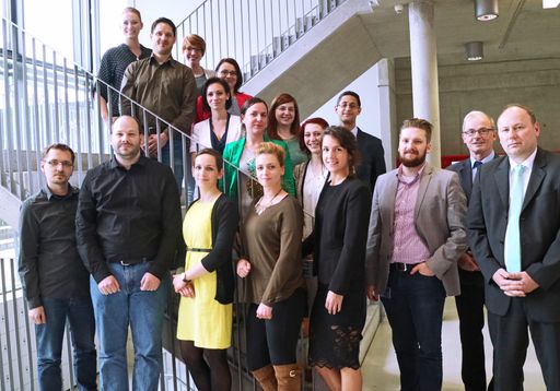Proud to come back: Viele AbsolventInnen des
Studiengangs „Medical and Pharmaceutical Biotechnology“ forschen und
arbeiten rund um den Globus. Für das 13. Life Science Meeting an der
IMC FH Krems kamen sie zurück an die IMC FH Krems. Der ehemalige
Studiengangsleiter Prof.(FH) Dr.habil. Wolfgang Schütt (2.v.r.) und
Studiengangsleiter Prof.(FH) Mag. Dr. Harald Hundsberger (1.v.r)
freuten sich über das Wiedersehen.