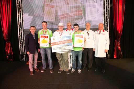  Die Top-Drei mit Hausherr Peter Augendopler und der Fachjury:
Horst Felzl, Martin Gradinger, Gewinner Andreas Maderna, Peter
Augendopler, Harald Kaiser, Wilhelm Moser und Christian
Wienerroither (v.l.n.r.)