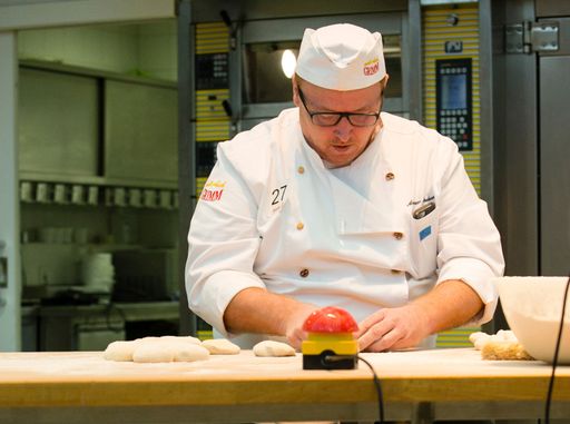 Vorschau Bild von Der Sieger des Wettbewerbs Andreas Maderna beim Formen seiner
erfolgsgekrönten Handsemmeln.