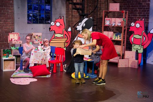 Vorschau Bild von Kinderkistl-Gründerin Ursula Ressl mit den kleinen
BastelheldInnen!