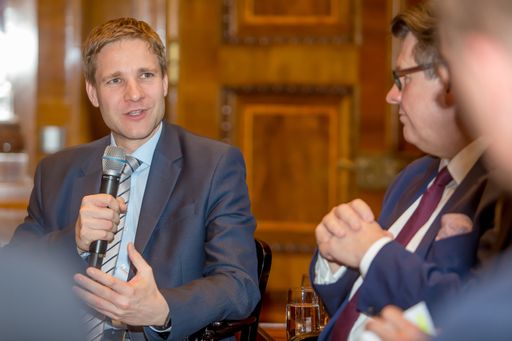 Vorschau Bild von Univ.-Prof. MMag. Dr. Gottfried Haber diskutiert
mit CIO Generali Group Österreich Axel Sima die aktuelle Situation
am Finanzmarkt