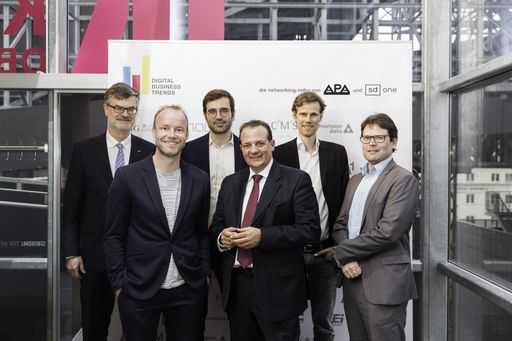  http://www.apa-fotoservice.at/galerie/7569/ Im Bild
v.l.n.r.: Manfred Zöchbauer (Wirtschaftskammer OÖ), Jan Radanitsch
(Smarter Ecommerce), Tilman Dachselt (dan pearlman), Thomas Stern
(Moderator, Braintrust), Oliver Olschewski (wogibtswas.at) und Marco
Mülleder (NAVAX Unternehmensgruppe)