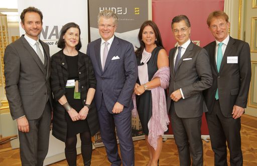  http://www.apa-fotoservice.at/galerie/7620 Bild
v.l.n.r.: Gerhard Hudej (Gründer und Geschäftsführer Hudej
Zinshausmakler GmbH), Dr. Brigitta Schwarzer, MBA (Geschäftsführende
Gesellschafterin INARA GmbH), Mag. Constantin Veyder-Malberg
(Mitglied des Vorstandes der Capital Bank – GRAWE Gruppe), Mag.
Andrea Maller-Weiß (Mitglied des Vorstandes der Bank Burgenland –
GRAWE Gruppe), MMag. Peter Ulm (CEO, 6B47 Real Estate Investors AG),
MMag. Dr. Werner Festa (Gründer und Geschäftsführer, INTERFIDES
Wirtschaftsprüfungs- und SteuerberatungsgmbH).
