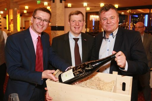 Vorschau Bild von Das Genießer-Trio bei der „Weinclub“-Gala mit
Gen.Dir Markus Achleitner, WKOÖ-Dir.-Stv. Dr. Hermann Pühringer und
Landesrat Mag. Günther Steinkellner