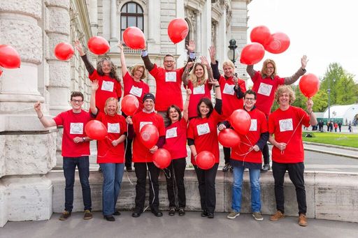  Die Vorstandsmitglieder der Österreichischen
Hämophilie Gesellschaft , Klemes Kaserer (vorne 1.v.l.), Richard
Lang (vorne 3.v.l.) und Thomas Schindl (vorne 2.v.r.) und das
Baxalta Team mach mit roten Luftballons auf die Bluterkrankheit
aufmerksam