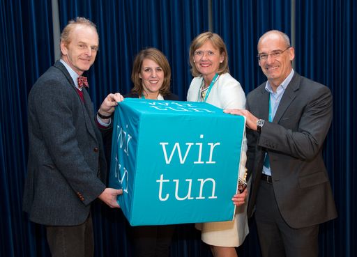 v.l.: Univ.-Prof. Dr. Wolfgang Popp (Leiter des Zentrums für
Lungenerkrankungen und Langzeitbeatmung im Pflegewohnheim
Donaustadt), Prim. Priv.-Doz. Dr. Valerie Nell-Duxneumer (Leitung
Klinikum Peterhof in Baden), Univ.-Prof. Dr. Regina
Roller-Wirnsberger (Professorin für Geratrie an der Medizinischen
Universität Graz), Mag. Hanns Kratzer (Geschäftsführer PERI
Consulting)