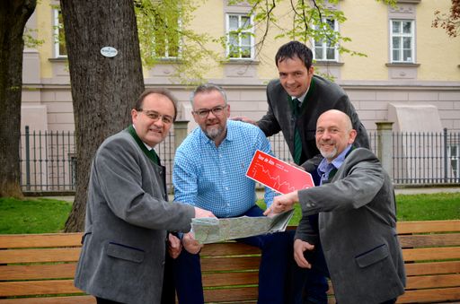  Im Bild v.l.n.r. Bürgermeister Johann Holzmann (Alm-Obmann),
Markus Danninger (Reitverband Mühlviertler Alm, Marketing),
Bürgermeister Alois Reithmayr (Vorsitzender Tourismusverband
Mühlviertler Alm) (hinten) und Franz Rockenschaub
(Vorsitzender-Stellvertreter Tourismusverband Mühlviertler Alm/
Hotel Rockenschaub) (vorne)