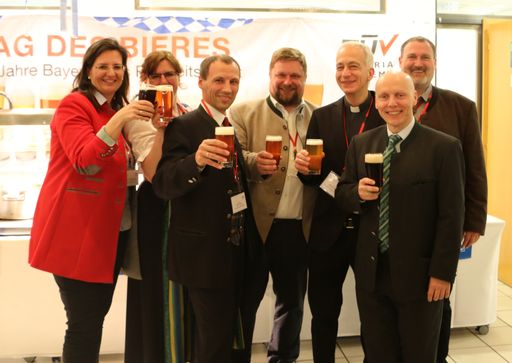 v. links n. rechts: Gabriela Maria Straka, Leiterin
Kommunikation, Pressesprecherin und Diplom-Biersommeliere der Brau
Union Österreich, Karin Wegenstein, Programmverantwortliche der TÜV
AUSTRIA Akademie, Stefan Wallner, Geschäftsfeldleiter der TÜV
AUSTRIA Services, Johannes Tippmann, Leiter der Forschungsbrauerei
Weihenstephan, Michael Landau, Präsident der Caritas Österreich,
Christian Bayer, GF der TÜV AUSTRIA Akademie und Thomas Rochowansky,
Prokurist der TÜV AUSTRIA Akademie