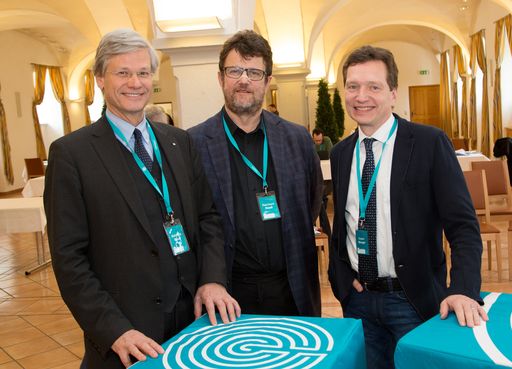 v.l.: Univ.-Prof. Dr.Dr. Matthias Beck (Ao.
Universitätsprofessor für Moraltheologie am Institut für
Systematische Theologie und Ethik, Med Uni Wien), Prof. Dr. Reinhard
Riedl (Wissenschaftlicher Leiter des Fachbereichs Wirtschaft, Berner
Hochschule), Univ.-Prof. Dr.Dr. Walter Berger (Leiter der
Forschungsgruppe Angewandte und Experimentelle Onkologie, Institut
für Krebsforschung, Med Uni Wien)