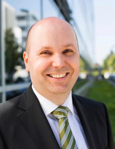  Portait. Peter Wüst, Director Cloud & Alliances
EMEA, Netapp meint: „Wertschöpfungsketten werden immer
datenzentrierter, was zu einer digitalen Transformation im gesamten
Unternehmen führt. Daten rücken damit noch stärker in den
Mittelpunkt des Unternehmens. CIOs müssen ihr Konzept für Backup und
Datensicherheit an diese Entwicklung anpassen. Es gilt, die
Datenverfügbarkeit zu steigern und gleichzeitig die IT-Kosten zu
optimieren. Dies gelingt am besten durch die Integration von
IT-Ressourcen aus der Cloud. Die von uns zertifizierten Partner
helfen Unternehmen, ihre Daten Compliance-konform zu sichern“