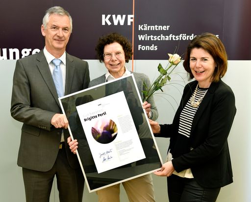 Auszeichnung der Beratin|des Beraters 2015 durch
den KWF-Vorstand..Dr. Erhard Juritsch, Brigitte Pertl, Mag. Sandra
Venus..©fritzpress