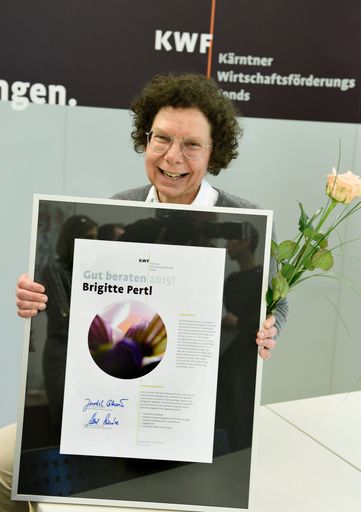 Vorschau Bild von Auszeichnung der Beratin|des Beraters 2015 durch
den KWF-Vorstand..Brigitte Pertl..©fritzpress