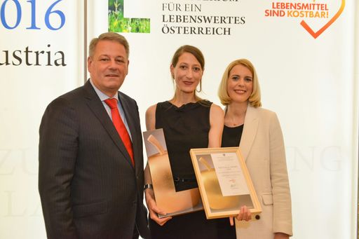 Vorschau Bild von Am 18. April 2016 war es dann soweit: Melanie
Franke, Direktorin des Rogner Bad Blumau bekam, stellvertretend für
die ganze Mannschaft, den Viktualia Award 2016 verliehen.