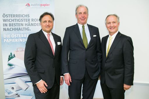 http://www.apa-fotoservice.at/galerie/7672/ Im Bild
v.l.n.r.: Christian Skilich (Mondi Europe and International,
Vizepräsident Austropapier), Alfred Heinzel (Heinzel Group,
Präsident Austropapier), Max Oberhumer (Sappi Austria, Vizepräsident
Austropapier)