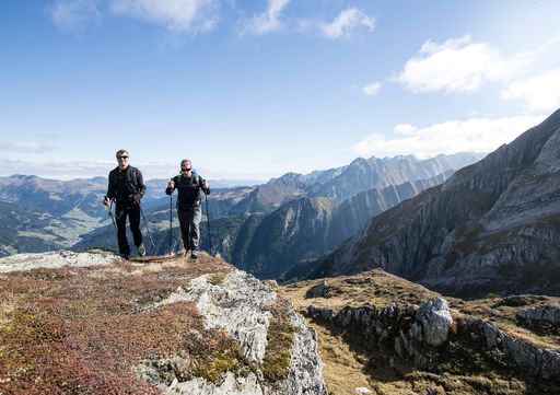  Echte Männer suchen die Herausforderung, in der
Zillertal Arena finden sie diese. Im Rahmen einer gut
ausgeschilderten, aber körperlich durchaus anspruchsvollen
4-Tagestour können harte Kerle an ihre Grenzen gehen - oder wie es
ein bekanntes Sprichwort auf den Punkt bringt: „It separates the men
from the boys“. 57 km Gesamtlänge der Tour und über 3.300
zurückgelegte Höhenmeter sprechen eine deutliche Sprache.