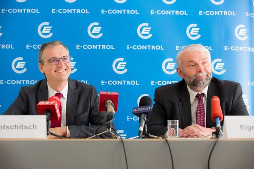 Das neue Vorstandsduo der E-Control, Andreas Eigenbauer und
Wolfgang Urbantschitsch, lenkt gemeinsam die Geschicke der
österreichischen Regulierungsbehörde. Im Bild: Die
E-Control-Vorstände Wolfgang Urbantschitsch und Andreas Eigenbauer
(v.l.).