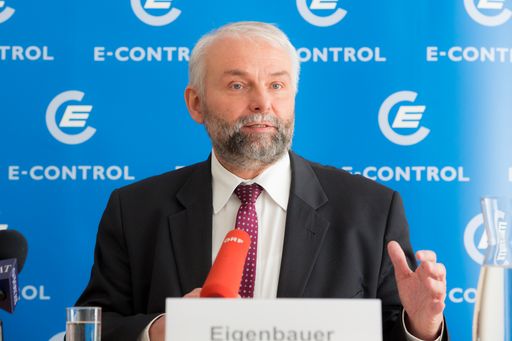 Vorschau Bild von Das Zieldreieck im Energiebereich,
“Versorgungssicherheit-Nachhaltigkeit-Wirtschaftlichkeit“, müsse um
die Bereiche Energieeffizienz und Leistbarkeit ergänzt werden, sagt
E-Control-Vorstand Andreas Eigenbauer.