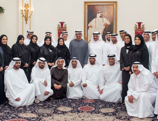 Vorschau Bild von Nationalratspräsidentin Dr. Amal Al Quabisi mit
anderen Mitgliedern des Nationalrates in der Mitte des Fotos Sheikh
Mohammed bin Saed Al Nahyan, Kronprinz der VAE, neben ihm Dr. Al
Quabisi