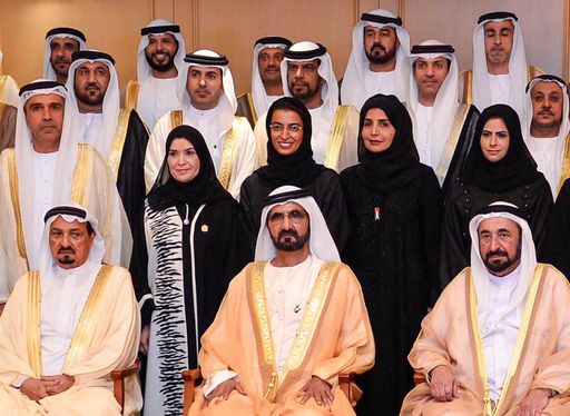 Vorschau Bild von Dr. Amal Al Quabisi links im Bild mit Vizepräsident
und Ministerpräsident der VAE und Sheikh Mohammed Al Makhtoum von
Dubai in der Bildmitte