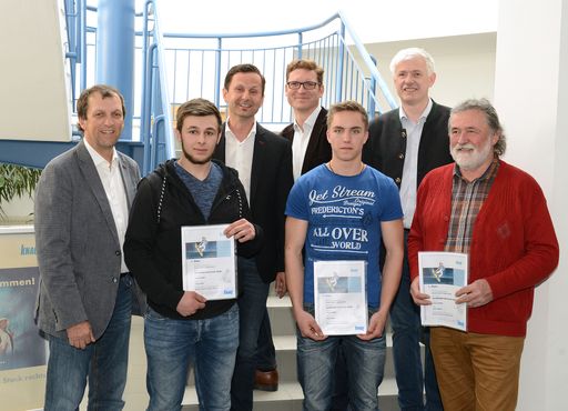 v.l.n.r.: Ing. Gregor Todt, Präsident des VÖTB (Verband
Österreichischer Stuckateur- & Trockenausbauunternehmungen),
Trockenbaulehrling Simon Hofer, Mag. Andreas Bauer, Knauf
Pressesprecher, Bernd Landsmann, Leiter der Knauf
Architektenbetreuer, Trockenbaulehrling Philipp Gruber, DI Karl
Singer, Knauf Schulungsleiter und Ing. Karl Hofstadler,
Berufschullehrer der Landesberufsschule Wals