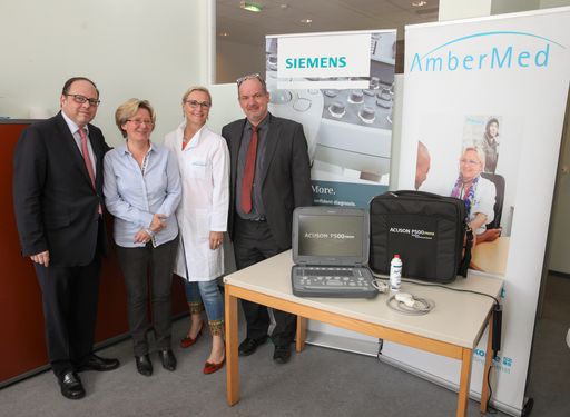 Der Wiener Ärztekammerpräsident Thomas Szekeres
übergibt mobiles Ultraschallgerät an Ambermed