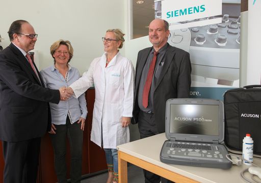 Vorschau Bild von Wiener Ärztekammerpräsident Thomas Szekeres
übergibt mobiles Ultraschallgerät an Ambermed