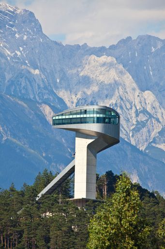  Die Bergiselschanze thront markant am geschichtsträchtigen
Bergisel im Süden von Innsbruck und gilt wegen ihrer Form und Lage
als einzigartige Sehenswürdigkeit.