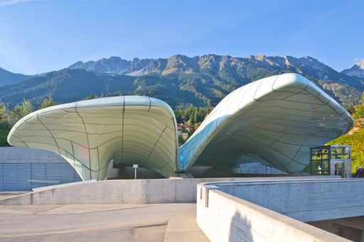 Vorschau Bild von Mit außergewöhnlicher Ästhetik orientierte sich Zaha Hadid im
Design der Hungerburgbahn an regionalen landschaftlichen Phänomenen
wie Eis- und Schneelandschaften.