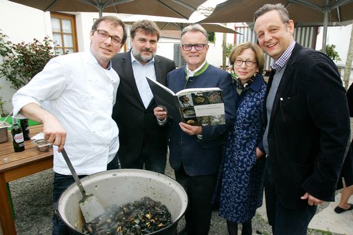  http://www.apa-fotoservice.at/galerie/7715 Im Bild
v.l.n.r.: Max Stiegl (Spitzengastronom Gut Purbach), Rudolf
Kotschever (Design), LH Hans Niessl Luzia Ellert (Fotografin) und
Hubert Krenn (Verleger)