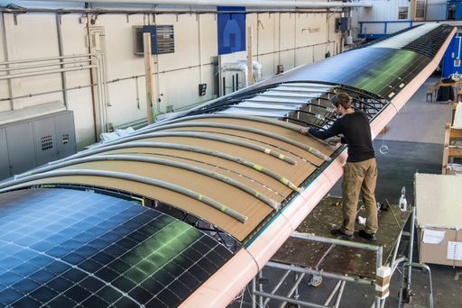 Vorschau Bild von Flugzeugtechniker beim Einbau der hauchdünnen
Solarzellen. Die enorme Flügelspannweite der Solar Impulse 2 bietet
genug Platz für mehr als 17.000 Solarzellen.