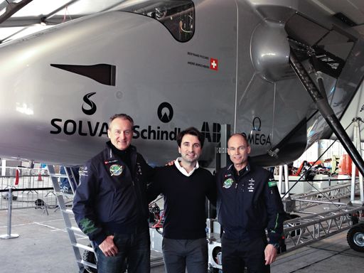 Vorschau Bild von Michael Uher, Marketingleiter der Schindler Aufzüge
und Fahrtreppen GmbH gemeinsam mit den Piloten André Borschberg
(links) und Bertrand Piccard (rechts) vor "Solar Impulse 2".