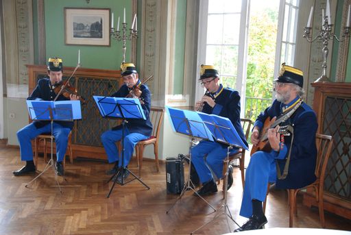  Original Wiener Deutschmeister-Schrammeln im
Lusthaus.