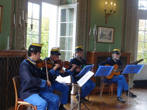 Vorschau Bild von Original Wiener Deutschmeister-Schrammeln spielen
im Lusthaus.