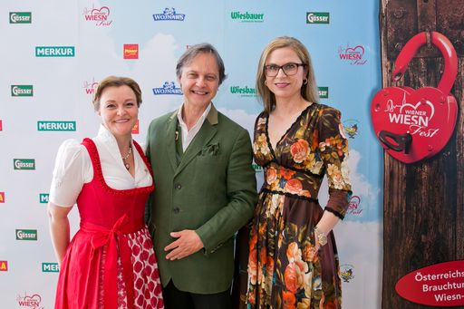 Claudia Wiesner und Christian Feldhofer, GF-Duo des
Wiener Wiesn-Fests begrüßen Corinna Tinkler, Direktorin
Unternehmenskommunikation REWE International AG, als neuen Partner