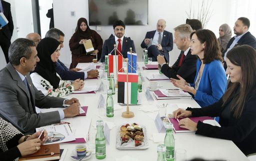Vorschau Bild von Nationalratspräsidentin Dr. Amal Al Quabisi und
Mitglieder ihrer Delegation mit BM Dr. Sophie Karmasin.