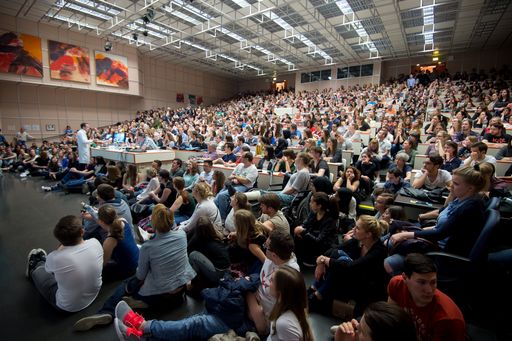 http://www.apa-fotoservice.at/galerie/7716 Mehrere
tausend Interessierte kamen am Freitag, 22. April, zur Langen Nacht
der Forschung an die Medizinische Universität Wien. An den über 50
zum Großteil interaktiven Stationen auf der medizinischen
Forschungsmeile im 9. Wiener Gemeindebezirk zwischen MedUni Campus
AKH Wien, St. Anna Kinderkrebsforschung und Universitäts-Zahnklinik
herrschte dementsprechend großer Andrang. Publikumsmagneten waren
vor allem die Herzklappen-OP, die live ins Hörsaalzentrum der MedUni
Wien im AKH Wien übertragen wurde, und die „bionische
Rekonstruktion“.