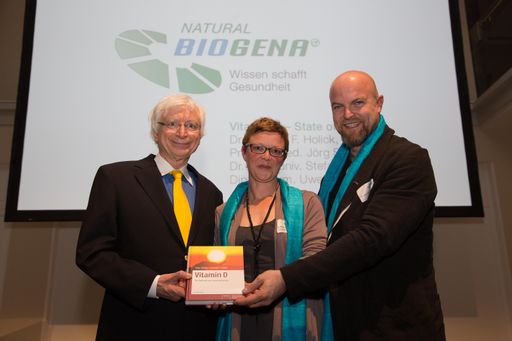 http://www.apa-fotoservice.at/galerie/7736 Im Bild
von links nach rechts: Dr. Michael Holick; Ute Bidermann, Biogena
Akademie und Dr. Albert Schmidbauer, geschäftsführender
Gesellschafter Biogena