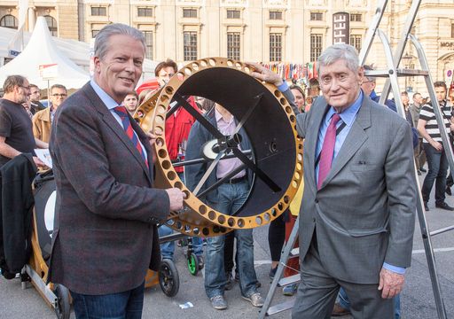 Vizekanzler Wissenschaftsminister Reinhold Mitterlehner und
RFTE-Vorsitzender Hannes Androsch bei einem Teleskop am
BMWFW-Standort Heldenplatz.