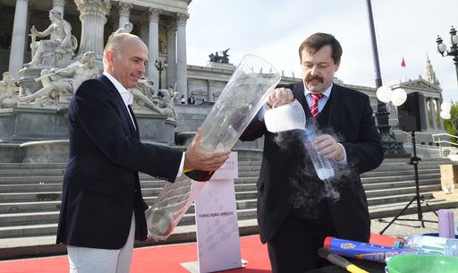 Vorschau Bild von Minister Gerald Klug mit dem Physiker Werner Gruber beim
FFG-Stand der 'Langen Nacht der Forschung' 2016 vor dem Wiener
Parlament.
