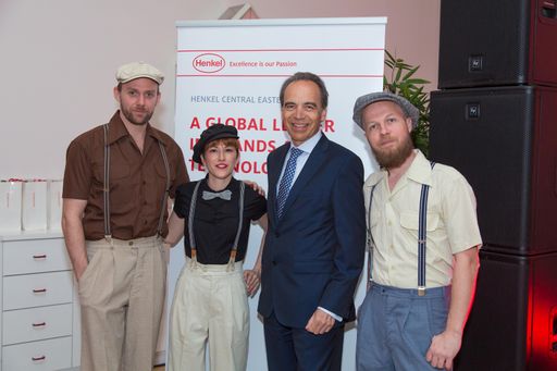 Gespannt vor dem Event: Günter Thumser (Henkel CEE-Präsident) mit
„Marina & The Kats“.
