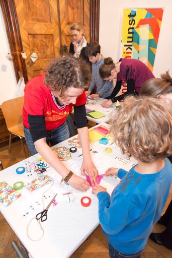 Vorschau Bild von Kinder bei der Kreativstation anlässlich der
Buchpräsentation