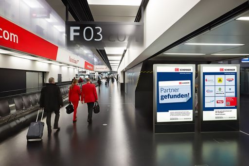 Kampagne am Wiener Flughafen: Im Zentrum der neuen
Referenzkampagne „Partner gefunden!“ stehen beispielhaft
Unternehmen, die mit DB Schenker zusammenarbeiten.