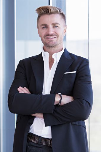 Vorschau Bild von Portraitfoto Leo Hillinger im Weingut Leo Hillinger