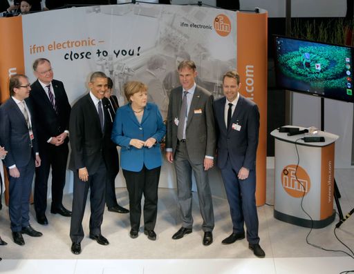 Michael Marhofer und Dr. Bernd Buxbaum begrüßen die
Bundeskanzlerin und den US-Präsidenten auf dem ifm-Messestand in
Hannover