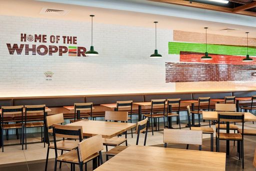 Im Fokus des neuen Designkonzepts stehen bunte, kräftige Farben
und coole Prints kombiniert mit natürlichen Materialen wie Holz und
Naturstein.