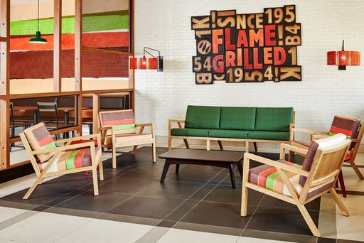 Vorschau Bild von Im Fokus des neuen Designkonzepts stehen bunte, kräftige Farben
und coole Prints kombiniert mit natürlichen Materialen wie Holz und
Naturstein.