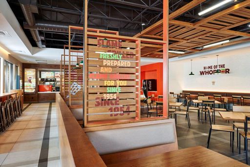 Vorschau Bild von Im Fokus des neuen Designkonzepts stehen bunte, kräftige Farben
und coole Prints kombiniert mit natürlichen Materialen wie Holz und
Naturstein.