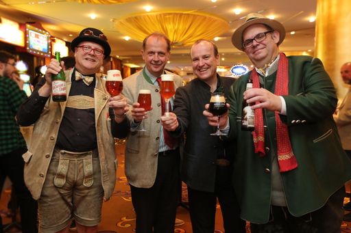 http://www.apa-fotoservice.at/galerie/7709/ Im
Bild v.l.n.r. Bierpapst Conrad Seidl, Markus Liebl (Generaldirektor
Brau Union Österreich), Karl Schiffner (Biergasthaus Schiffner) und
Karl Zuser jun. (Biergasthof Riedberg)