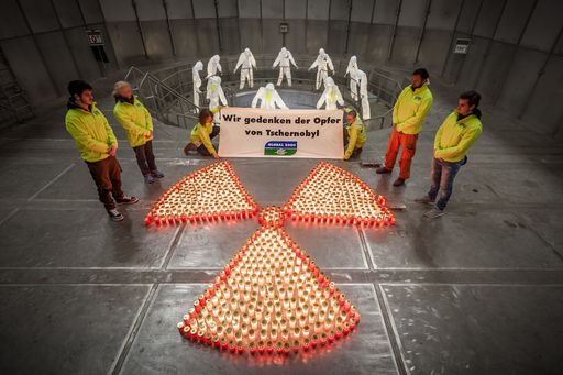 Vorschau Bild von GLOBAL 2000-Kerzenaktion in nie in Betrieb
gegangenem Atomkraftwerk Zwentendorf.