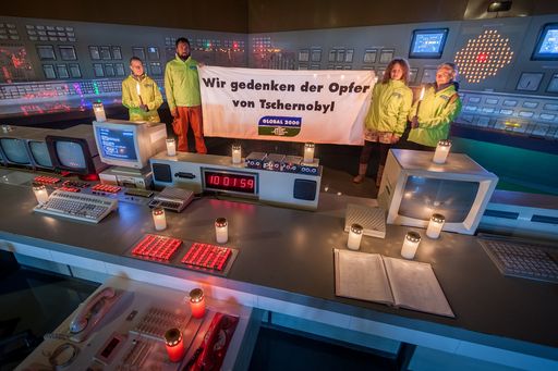Vorschau Bild von GLOBAL 2000-Kerzenaktion in nie in Betrieb
gegangenem Atomkraftwerk Zwentendorf.